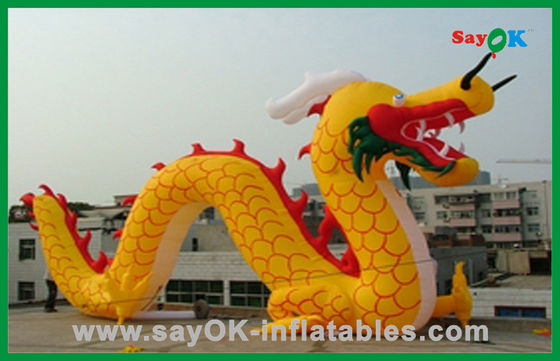 Opgestapelde gele opblaasbare Chinese draak opblaasbare cartoonfiguren voor activiteiten