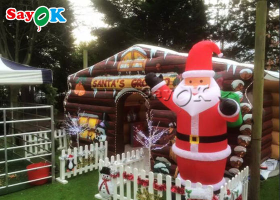 Kerstman in het opblaasbare huis.